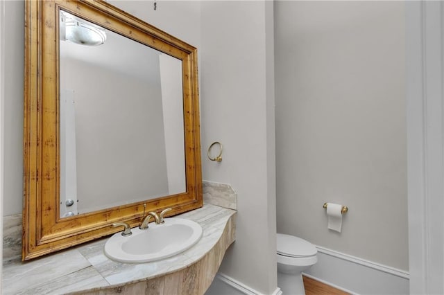 470 Manor Oak Ln SE, Marietta, GA 30067 - bathroom featuring toilet, vanity, and baseboards