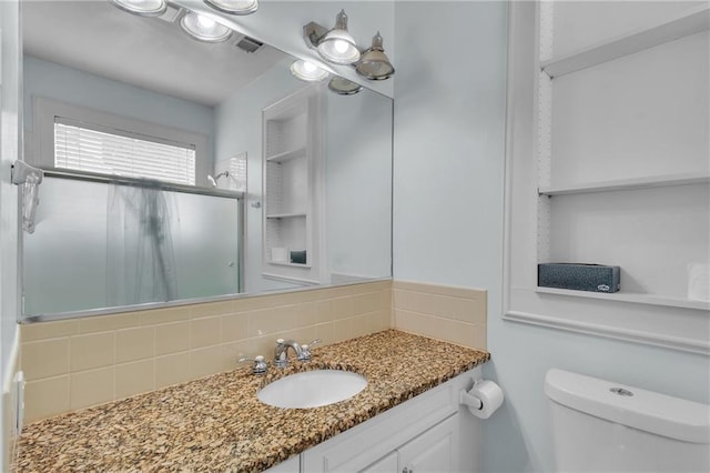 470 Manor Oak Ln SE, Marietta, GA 30067 - bathroom with backsplash, a shower with shower door, toilet, vanity, and built in shelves