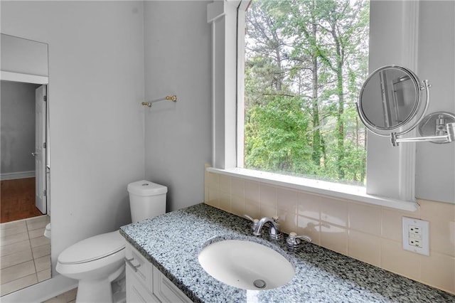 470 Manor Oak Ln SE, Marietta, GA 30067 - bathroom featuring toilet, vanity, and backsplash