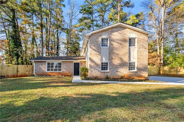 front facade featuring a front yard