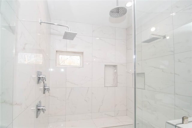 bathroom featuring tiled shower