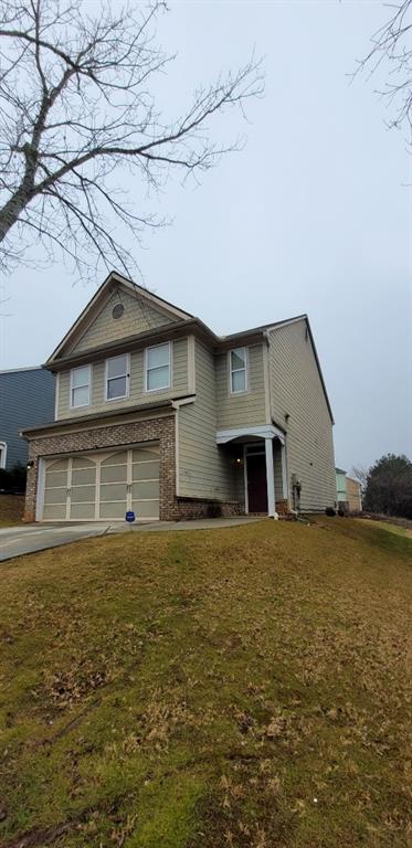 view of front facade featuring a garage and a front lawn