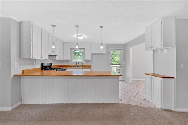 19 Quail Hollow Ct, Dallas, GA 30157 - kitchen with range, a sink, light colored carpet, a peninsula, and under cabinet range hood