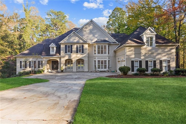 view of front facade featuring a porch and a front lawn