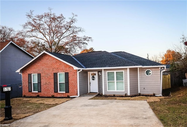 view of front facade featuring a front yard