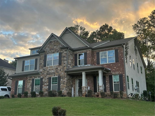 craftsman house featuring a lawn