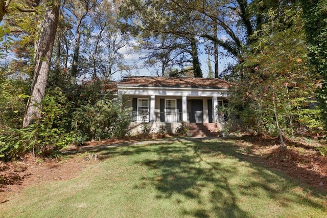 view of front facade with covered porch and a front lawn