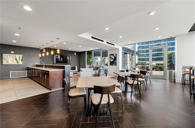 dining space featuring recessed lighting, visible vents, and baseboards