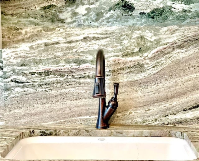 room details featuring a sink