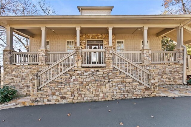 property entrance featuring a porch