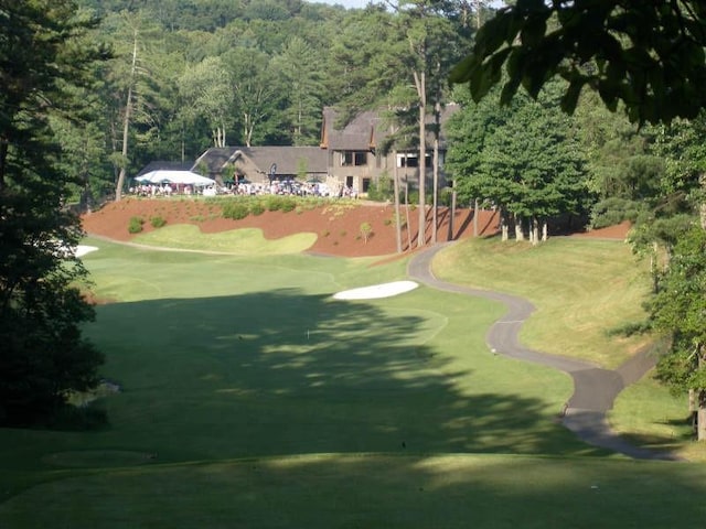 view of property's community featuring a lawn