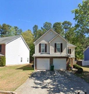 view of front of house featuring a garage and a front yard