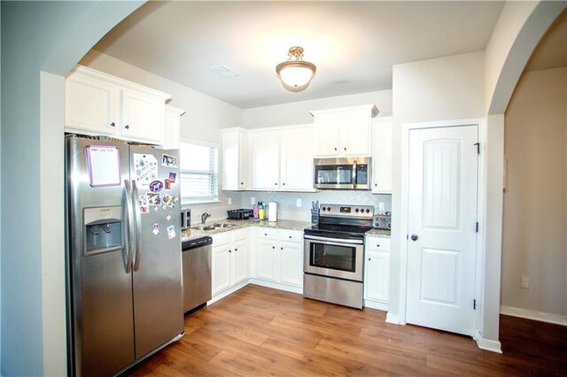 living room with light colored carpet and ceiling fan