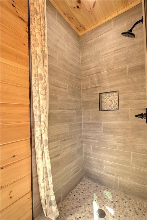 bathroom with wooden ceiling and a shower with shower curtain