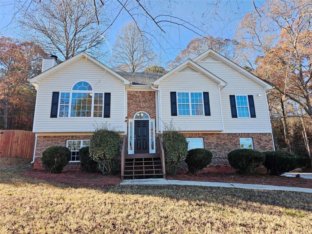 split foyer home with a front yard