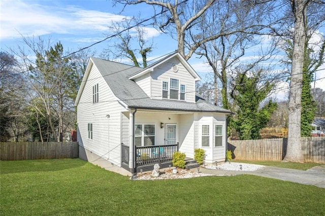 view of front of property featuring a front lawn and a porch