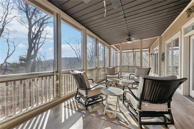 sunroom with ceiling fan