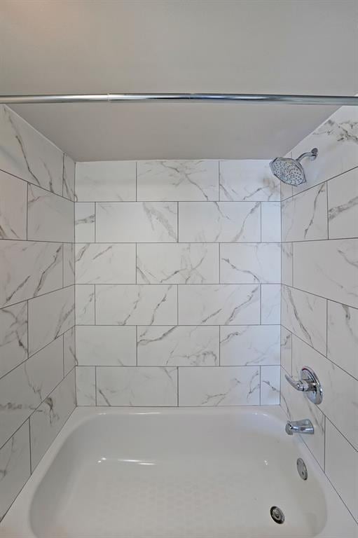 bathroom with tiled shower / bath