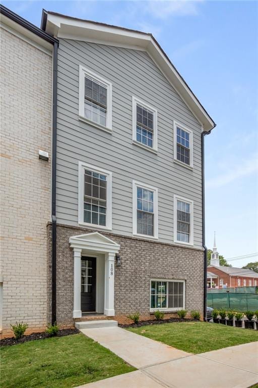 view of front of property featuring a front yard