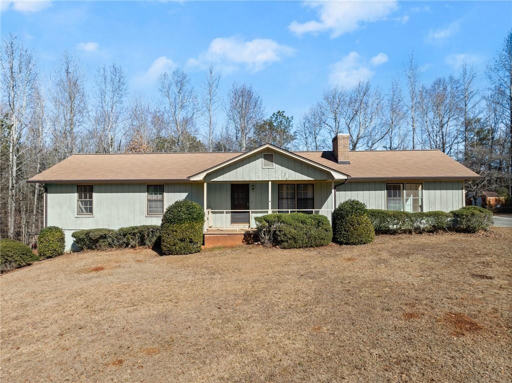 single story home featuring a front yard