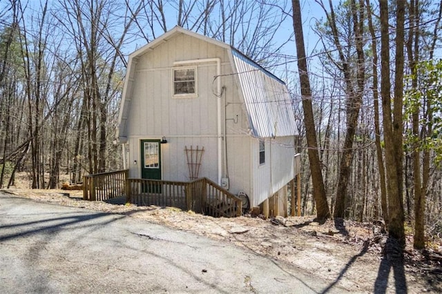 view of front facade featuring metal roof and a gambrel roof