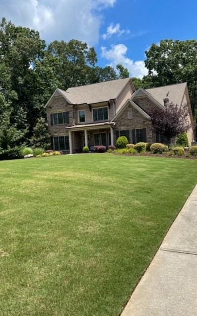 view of front facade featuring a front lawn