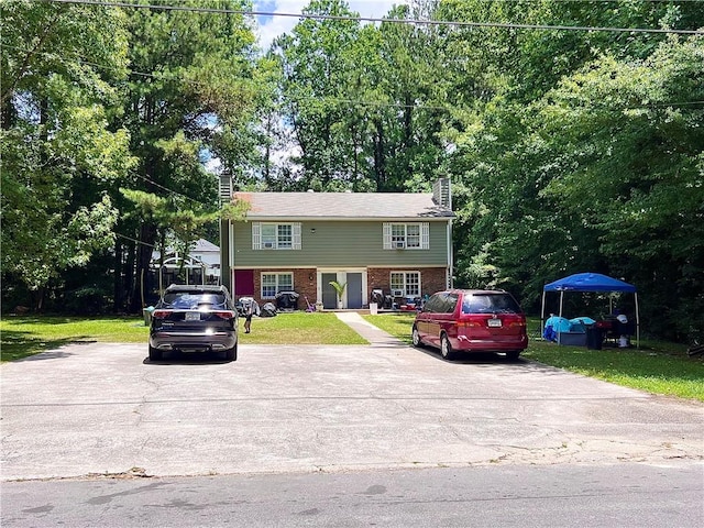 view of front of house with a front lawn