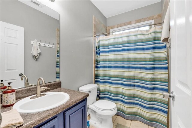 898 Allene Ave SW, Atlanta, GA 30310 - kitchen with a kitchen island, hanging light fixtures, light tile patterned floors, a notable chandelier, and stainless steel appliances