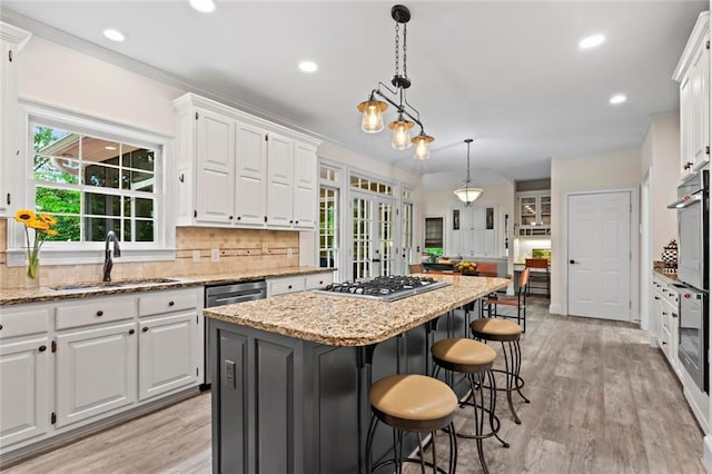 121 Clipper Bay Dr, Alpharetta, GA 30005 - kitchen with appliances with stainless steel finishes, a center island, white cabinets, recessed lighting, and crown molding
