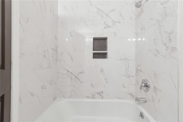 bathroom featuring tiled shower / bath combo