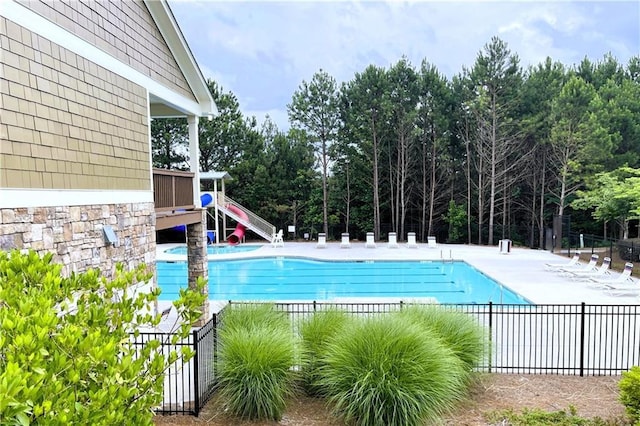 view of swimming pool