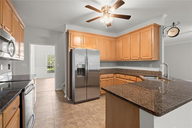 194 Lake Ruby Dr, Suwanee, GA 30024 - kitchen with stainless steel appliances, a sink, ceiling fan, a peninsula, and dark stone counters