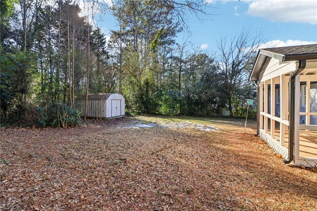 view of yard with a storage shed