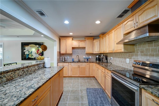 3265 Bethesda Park Ct, Lawrenceville, GA 30044 - kitchen featuring stainless steel electric range oven, under cabinet range hood, light brown cabinetry, recessed lighting, and crown molding