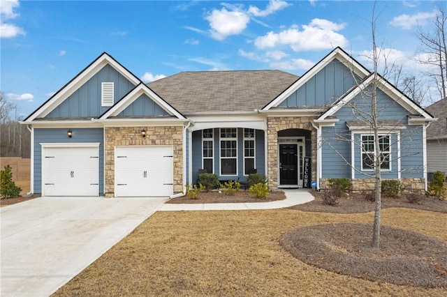 craftsman house featuring a garage