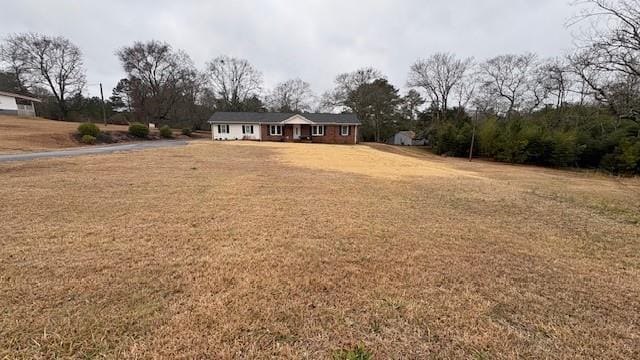 view of front of home featuring a front lawn