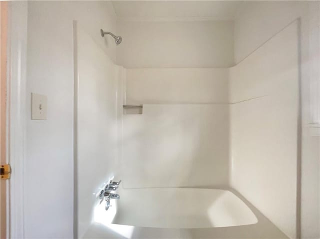 bathroom with tub / shower combination