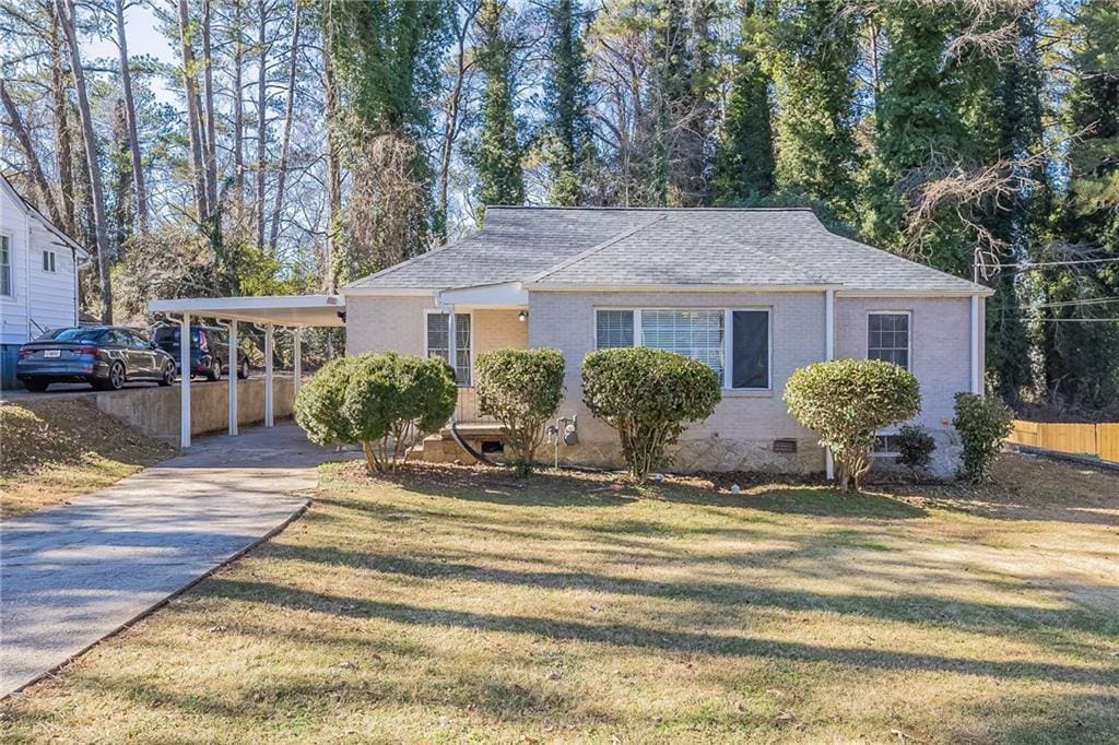 view of front facade featuring a front yard and a carport