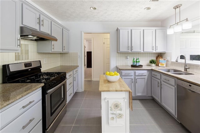 340 Monivea Ln, Roswell, GA 30075 - kitchen featuring appliances with stainless steel finishes, under cabinet range hood, a sink, backsplash, and a textured ceiling