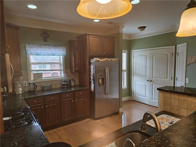 106 Trailside Way, Hiram, GA 30141 - kitchen featuring stainless steel fridge with ice dispenser, tasteful backsplash, light wood finished floors, dark stone countertops, and ornamental molding