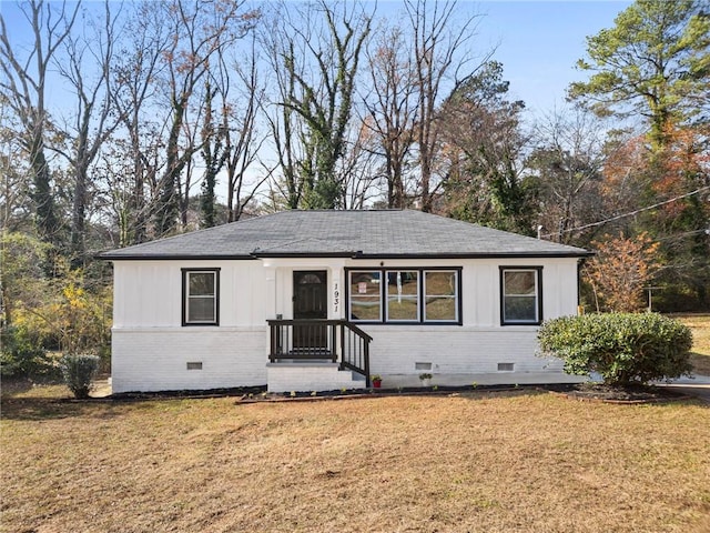 view of front of property with a front yard