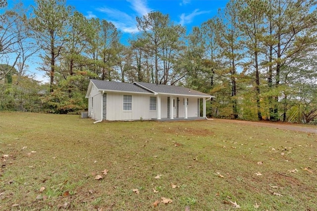 view of front of property with a front yard