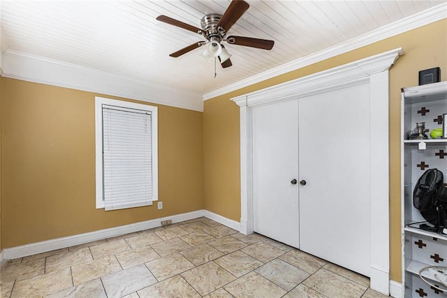 unfurnished bedroom with a ceiling fan, baseboards, ornamental molding, and a closet