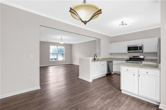2754 Terrell Trace Dr, Marietta, GA 30067 - kitchen with appliances with stainless steel finishes, a peninsula, a sink, dark wood finished floors, and baseboards