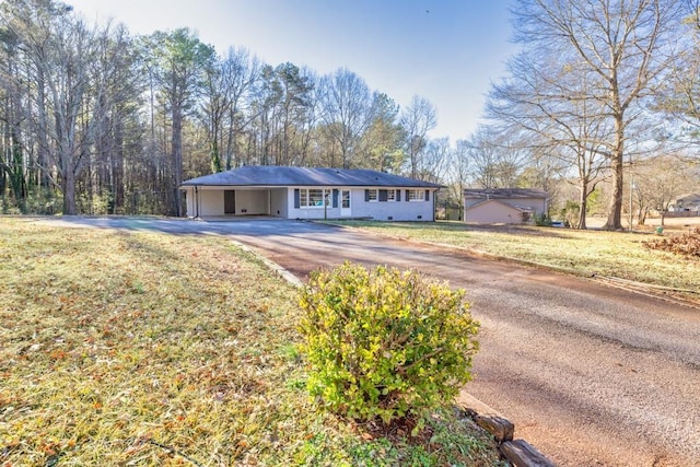 single story home featuring a front lawn