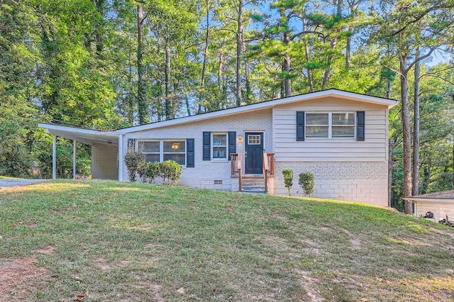 view of front of property featuring a front yard and a carport