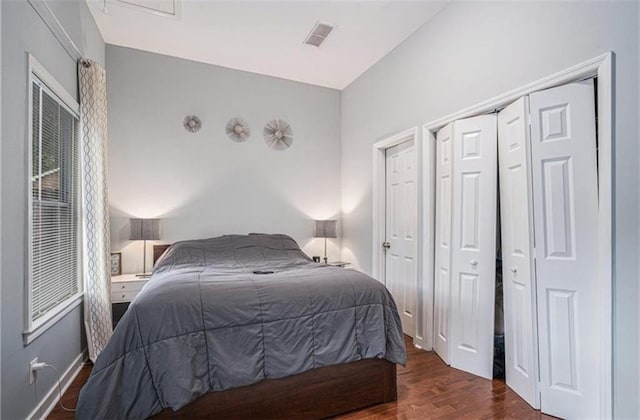 bedroom featuring dark wood-style floors, visible vents, and baseboards