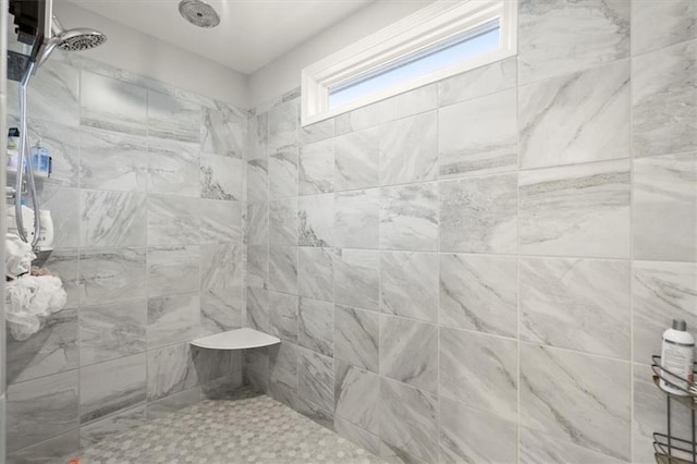 bathroom featuring a tile shower