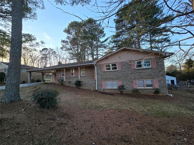 view of front of house featuring a front lawn