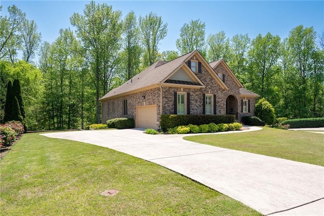 view of front facade featuring brick siding, an attached garage, driveway, and a front yard
